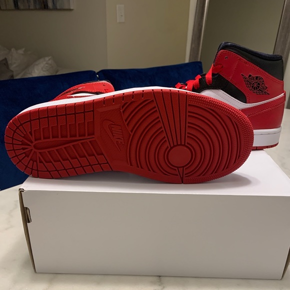 WMNS Jordan 1 - Picture 4 of 7